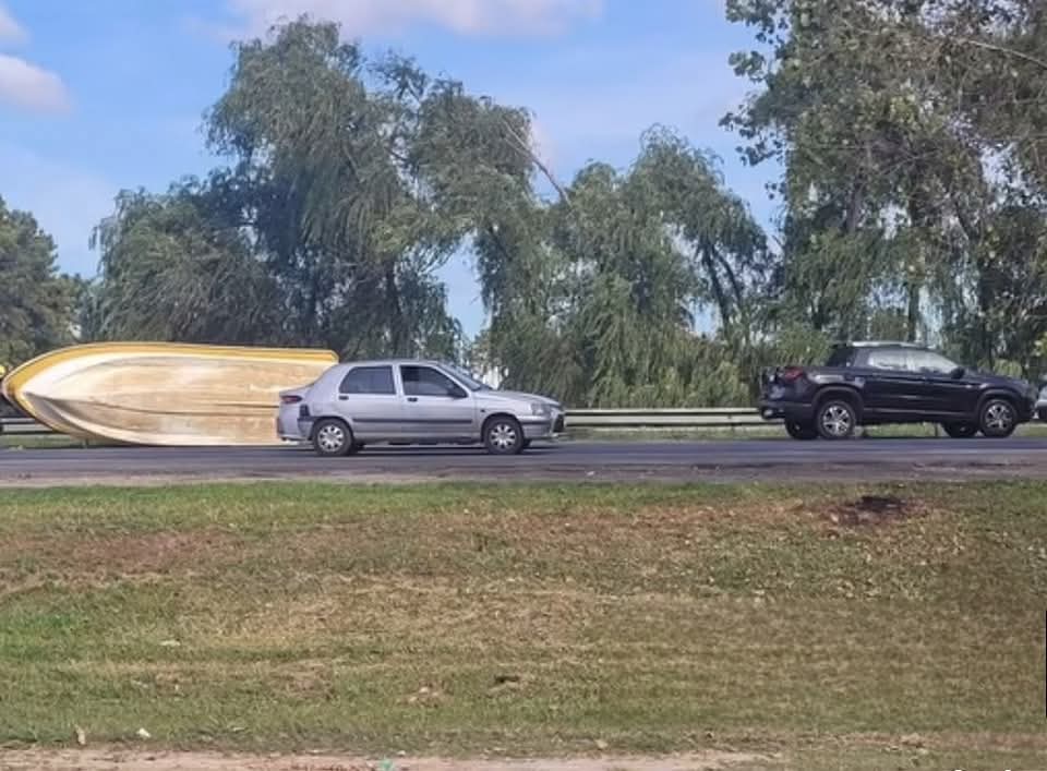 Caos en la Panamericana: una lancha cayó de un vehículo y colapsó el tránsito
