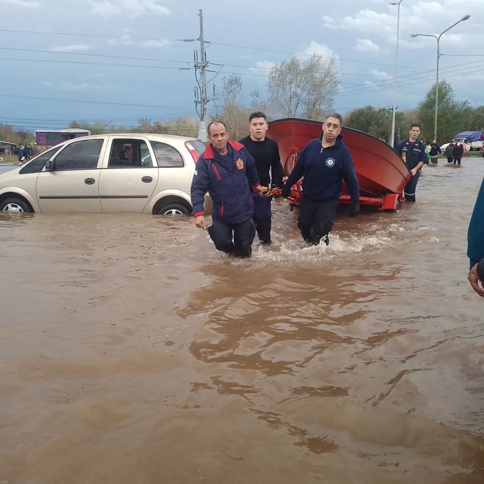 Bomberos de Escobar participaron activamente en las tareas de rescate por las inundaciones en Campana