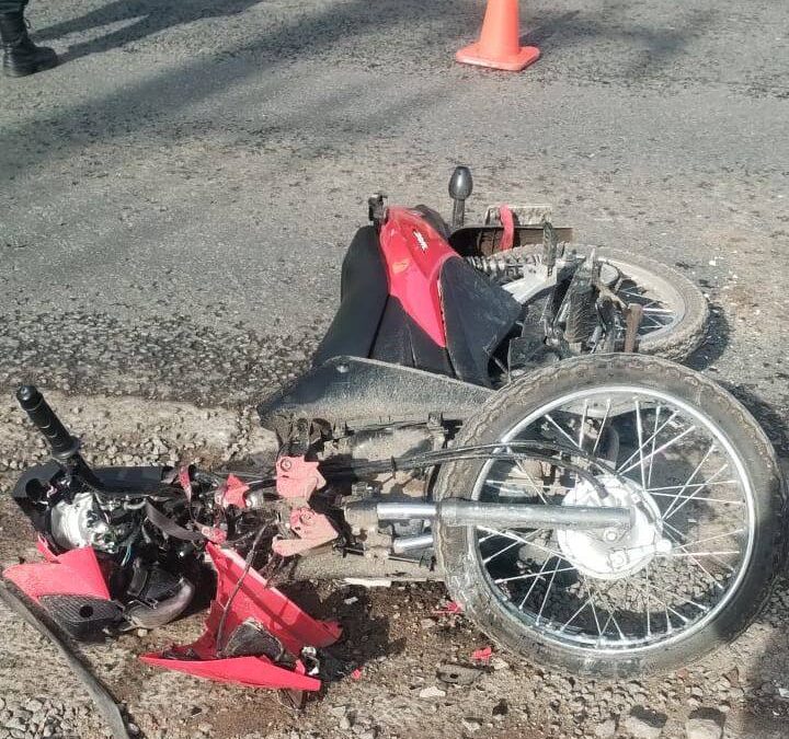Moto y auto, clásico accidente en Matheu
