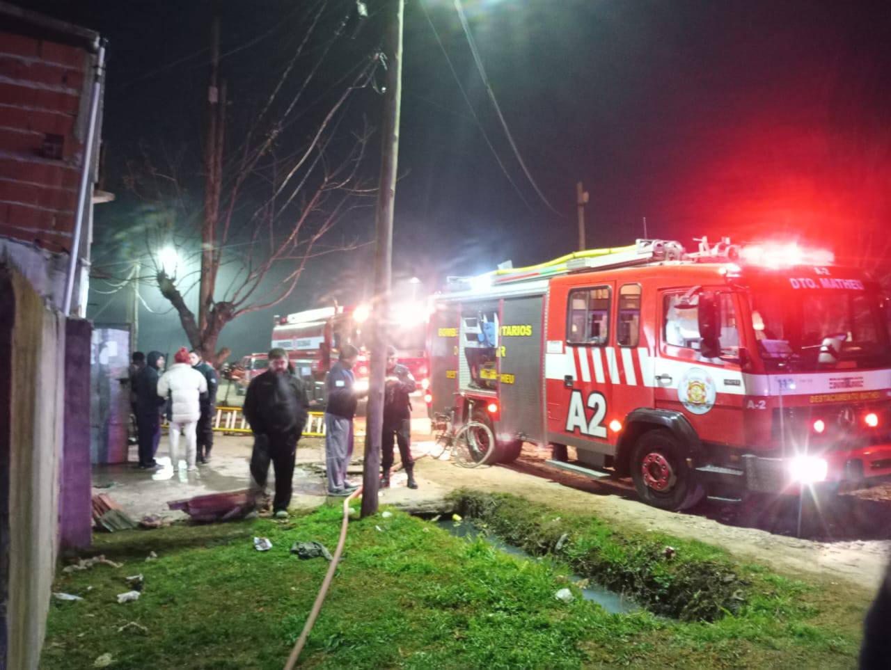 Incendio de vivienda en Matheu: rápida intervención de los bomberos
