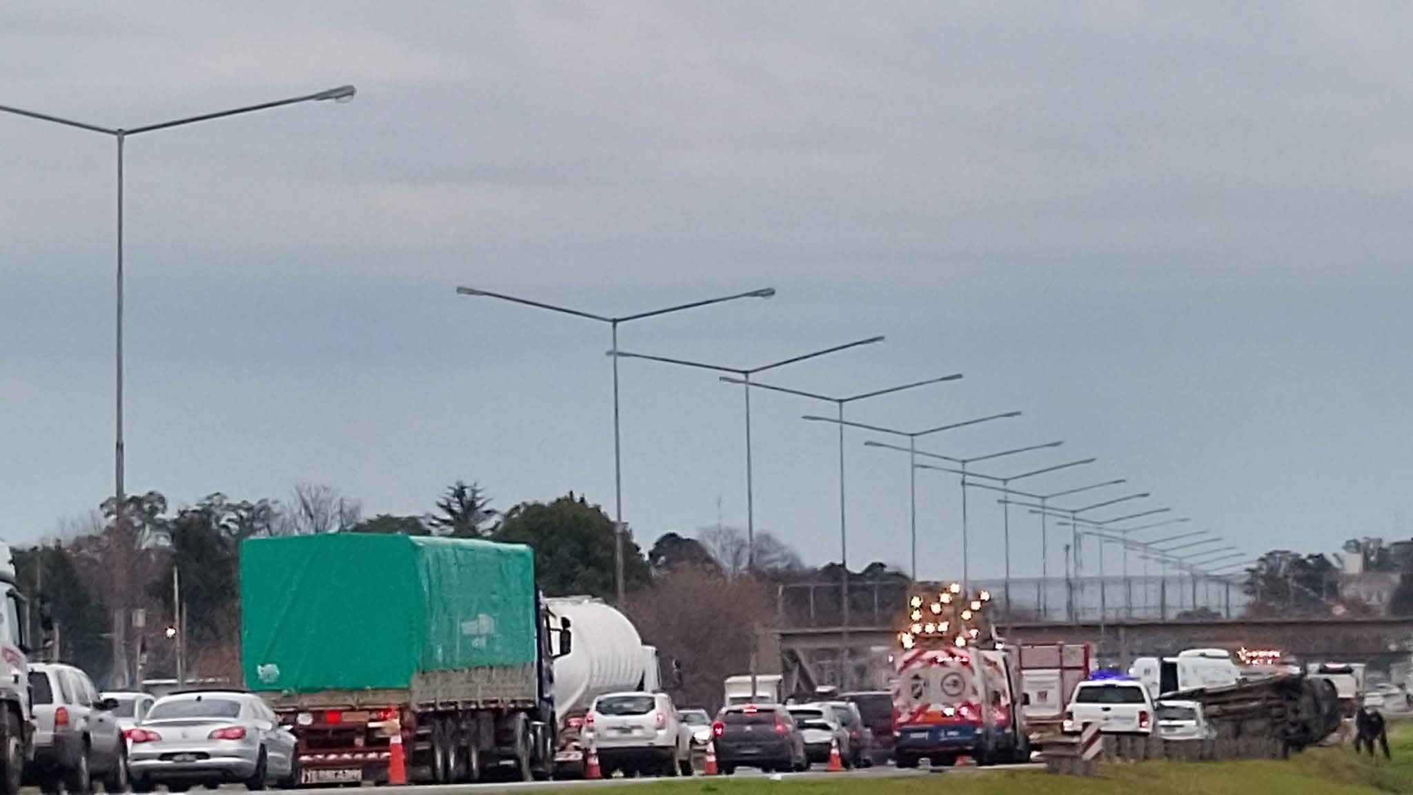 Vuelco en Panamericana a la altura de Loma Verde: tres personas hospitalizadas