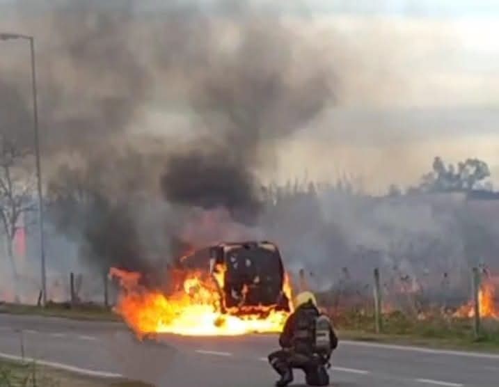 Se incendió una camioneta en Escobar