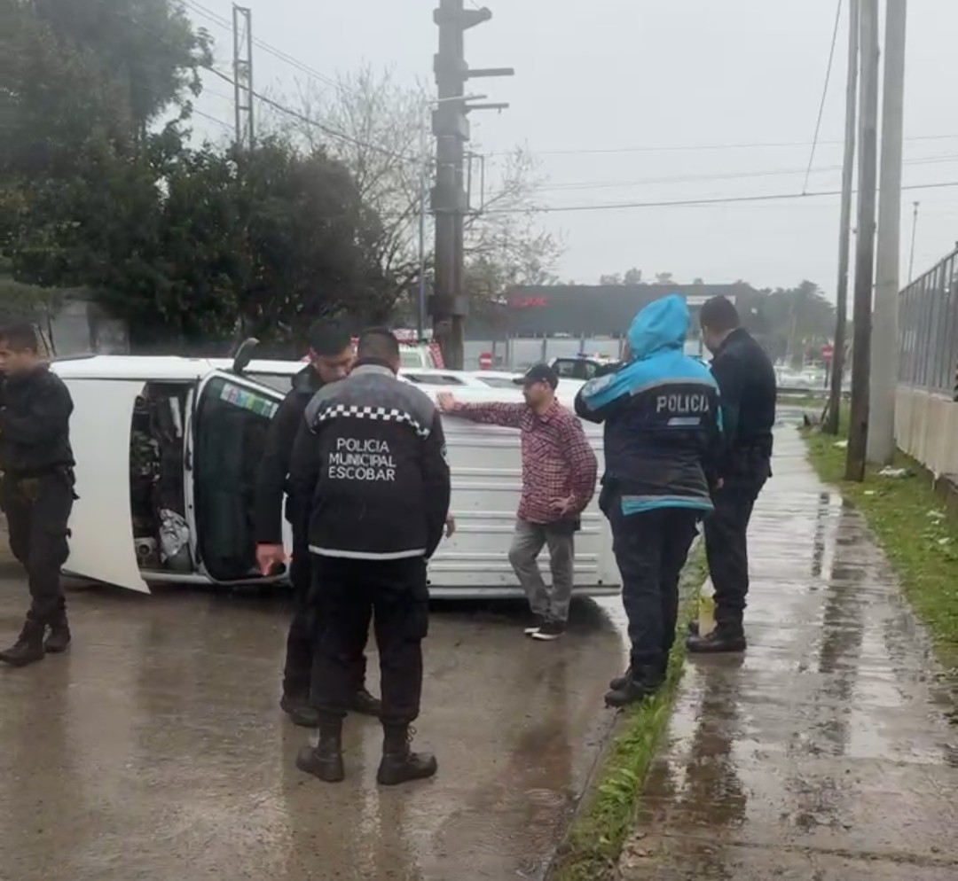 Vuelco de una camioneta en la zona fabril de Garín