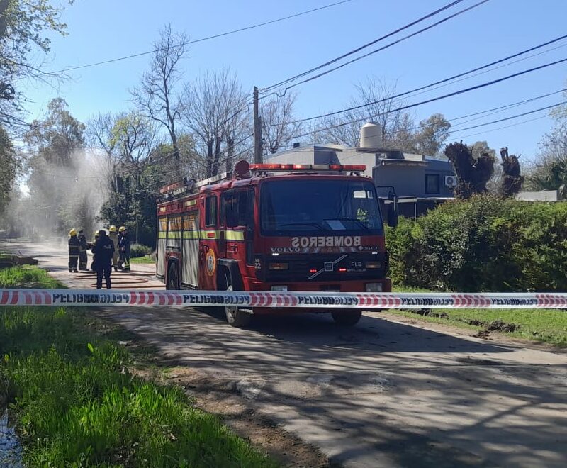 Retroexcavadora rompió un caño de gas que se encontraba a solo 50 cm de profundidad