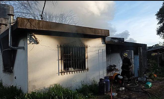 Incendio destruyó por completo una vivienda en Matheu