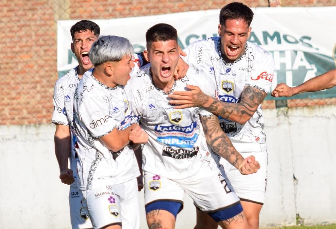 Armenio venció a Brown sobre el final y quedó cerca de la punta