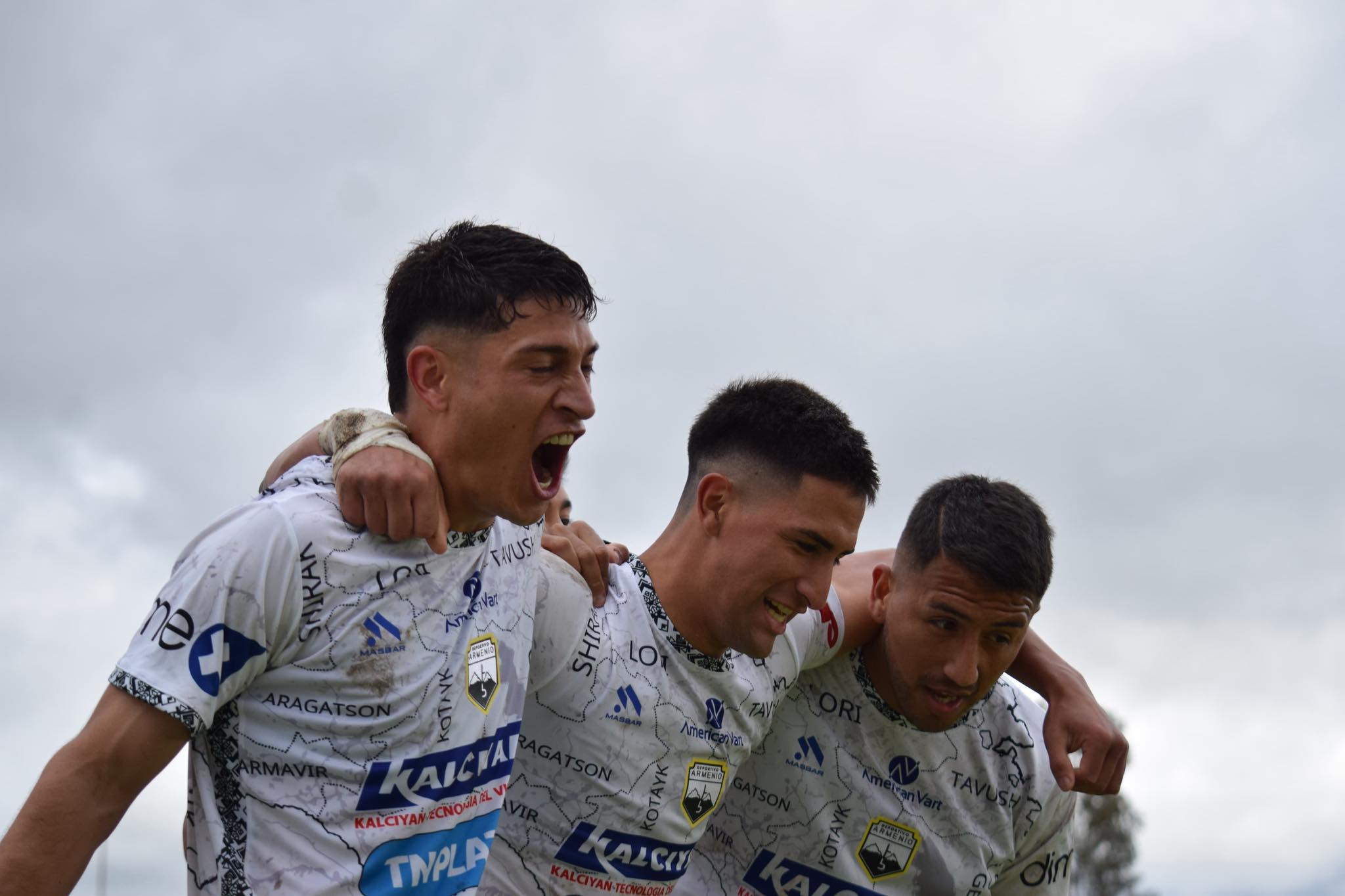 En un partidazo, Armenio venció a Excursionistas y es puntero