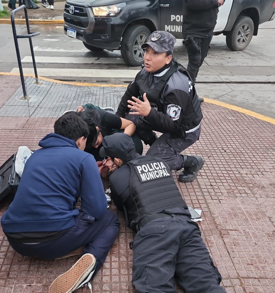 Golpearon a un alumno de secundaria en la plaza de Maschwitz