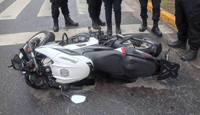 Accidente en el centro de Matheu: un motociclista asistido tras colisión