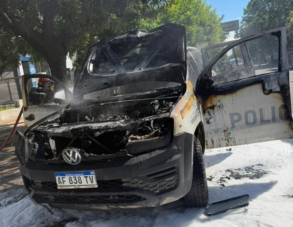 Incendio en avenida San Martín: se quemó por completo un patrullero