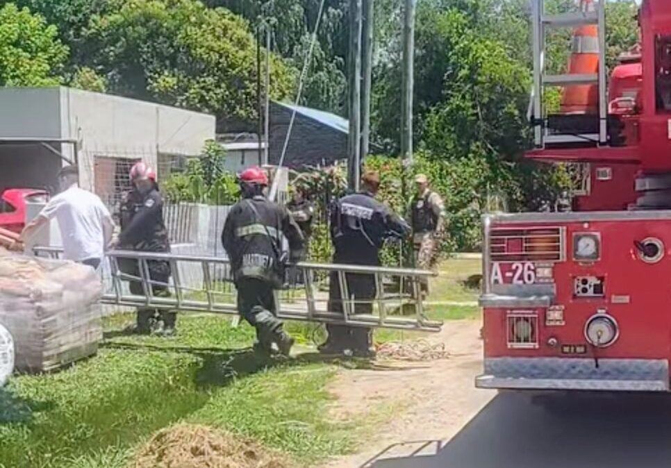 Rescatan a un trabajador que cayó a un pozo de ocho metros en una obra