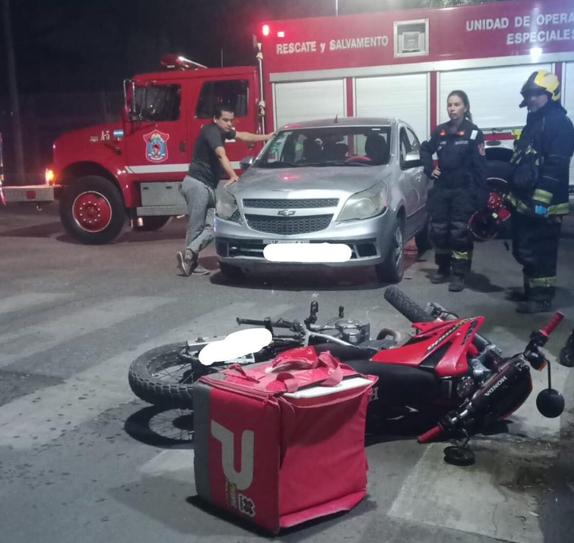 Un repartidor de PedidosYa resultó herido tras un choque entre un auto y una moto