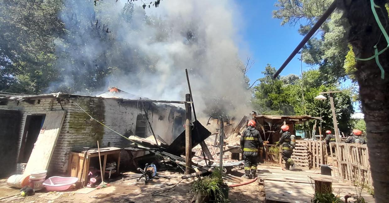 Incendio en Loma Verde: una vivienda sufrió pérdidas totales