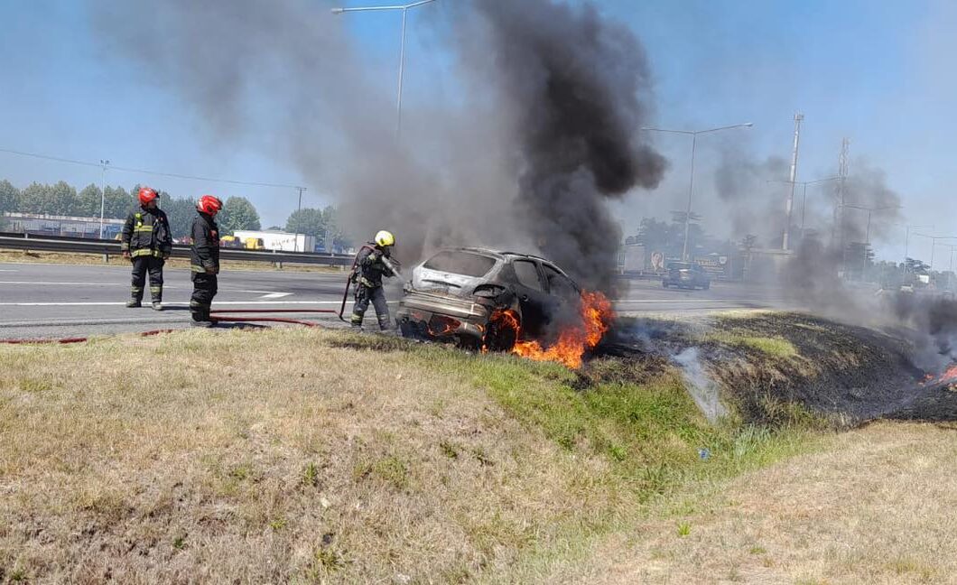 Incendio vehicular en Panamericana