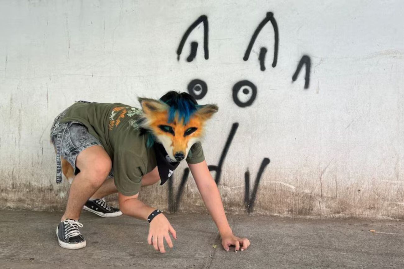 Crece la “moda therian” y llega a Escobar con una juntada en la Plaza de la Estación